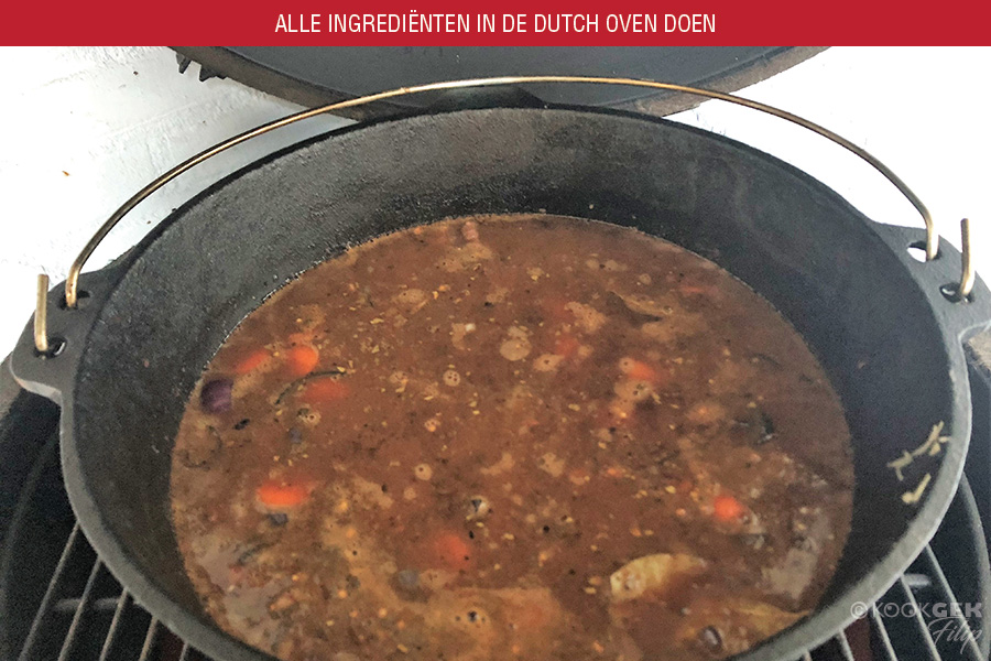 7_Alle_ingredienten_in_de_Dutch_oven_doen