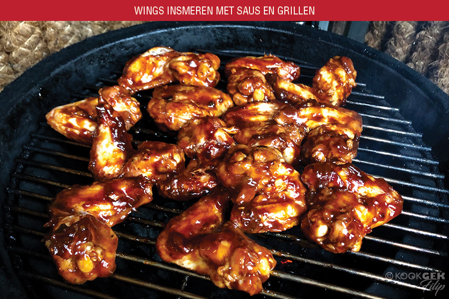 6-chicken-wings-insmeren-met-saus-en-grillen
