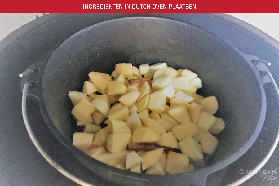 2_ingredienten_in_dutch_oven_plaatsen